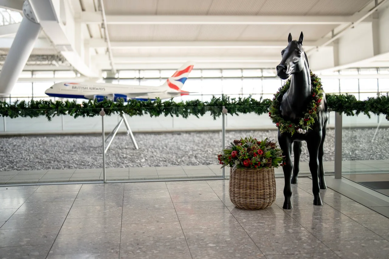 ヒースローT5の馬のオブジェとクリスマス装飾、2025年公式写真