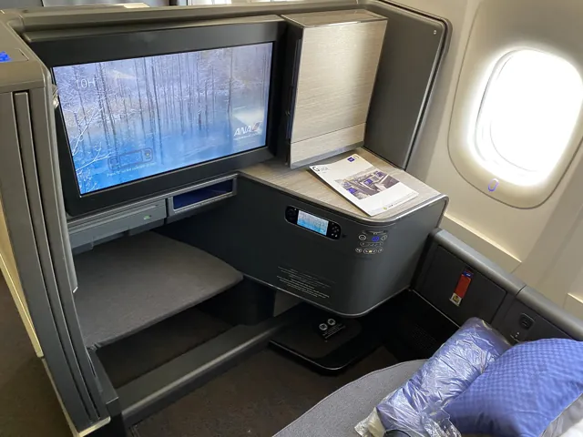 ANA THE Roomのモニターと足元。NH110便で2020年に撮影
