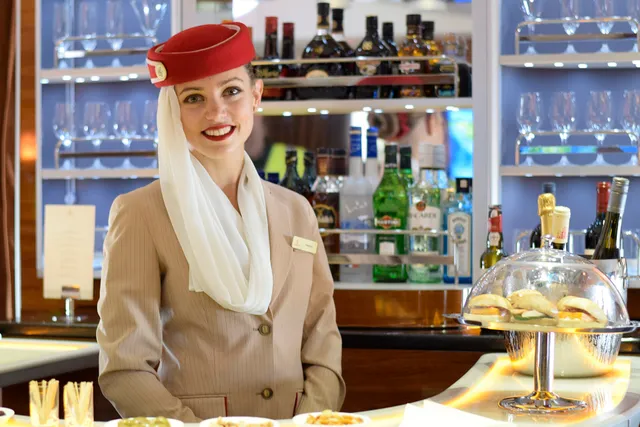 エミレーツA380の機内バーと客室乗務員