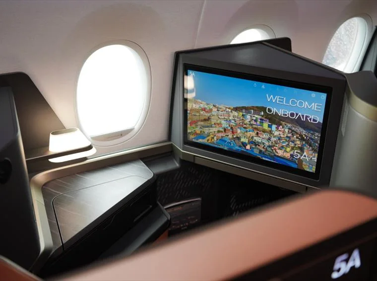 STARLUX A350-900 Business Class screen and side table