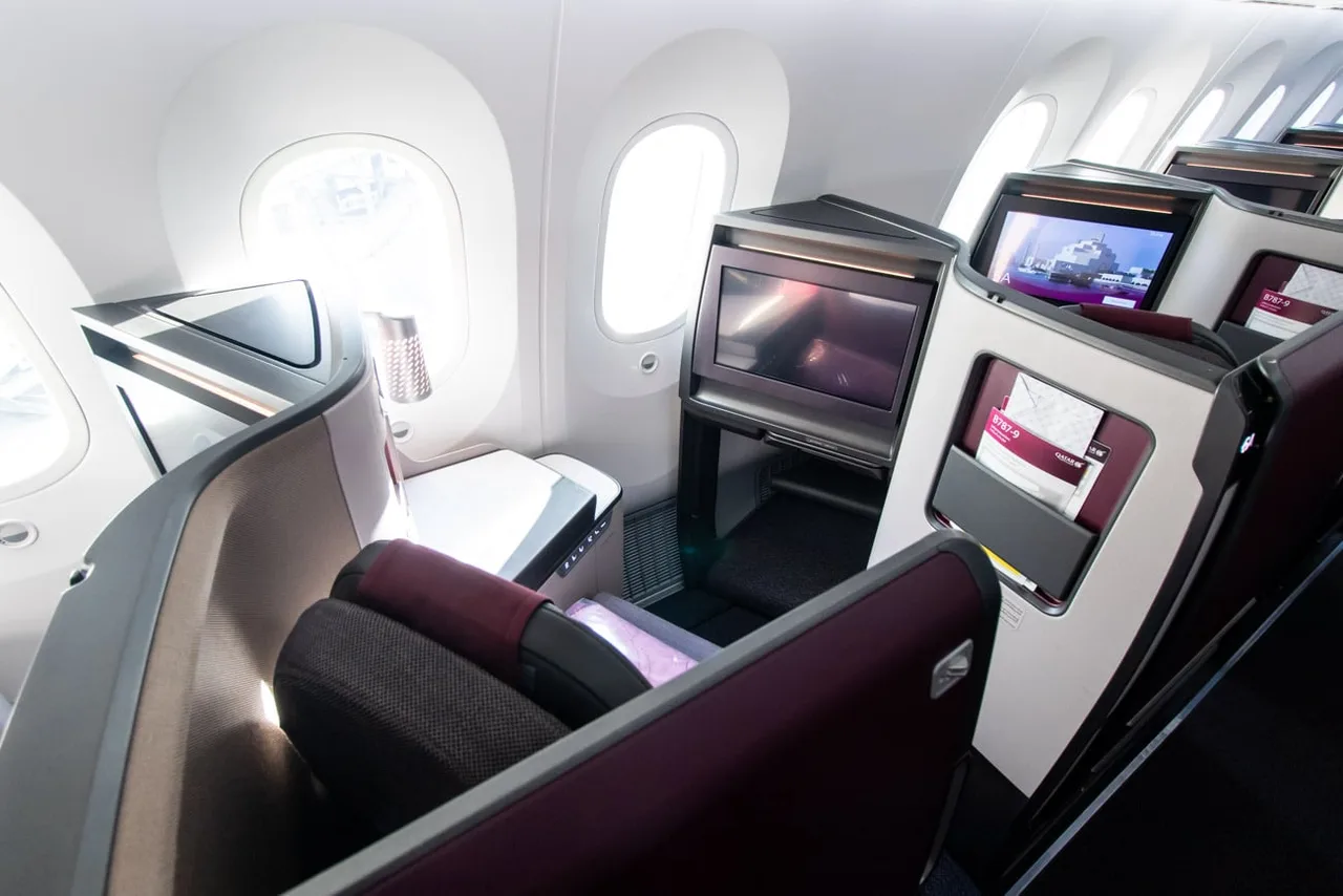 カタール787-9 Business Suiteの窓側席