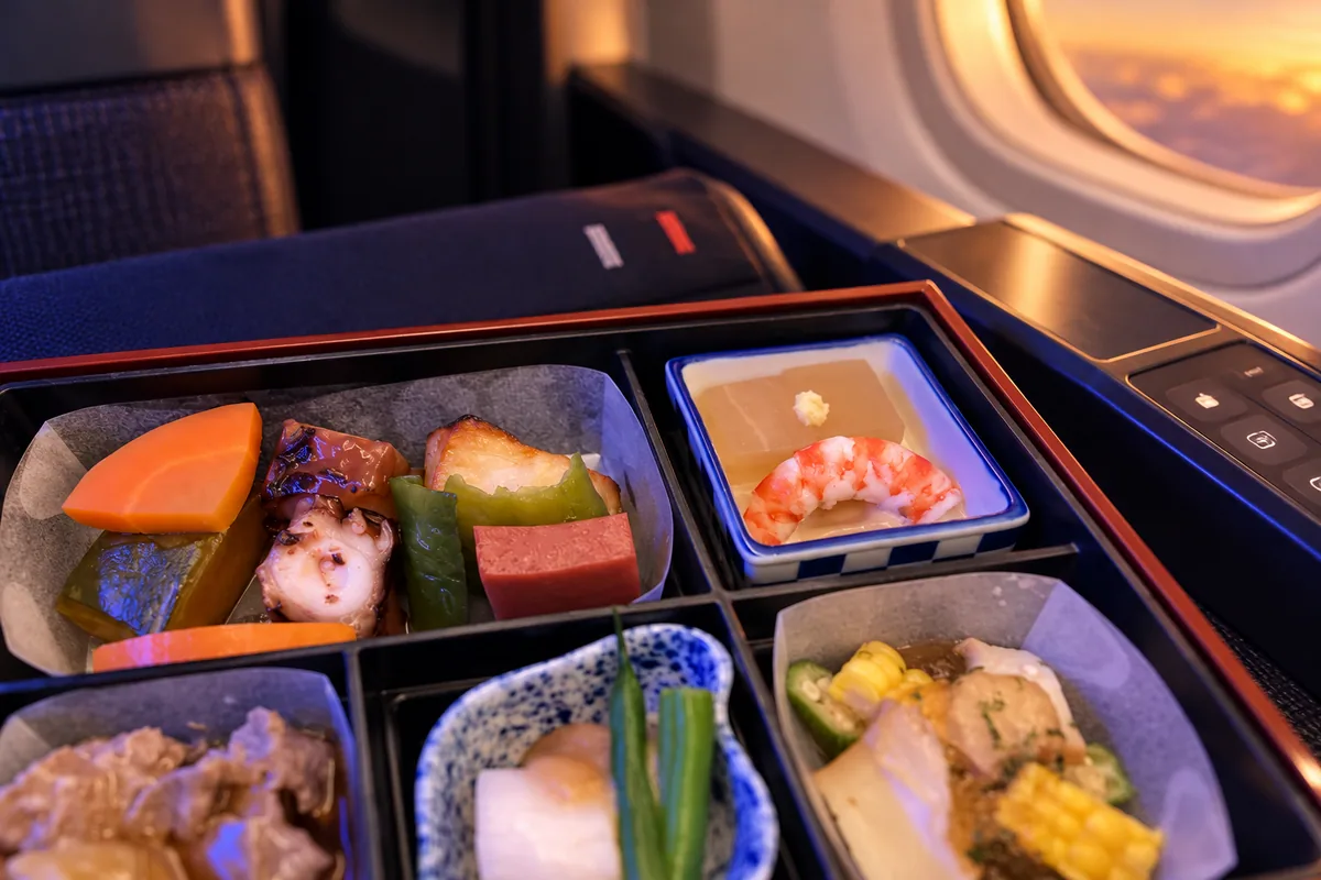 JAL（日本航空）の機内を題材にしたAIイメージ。実際の搭乗写真ではありません。