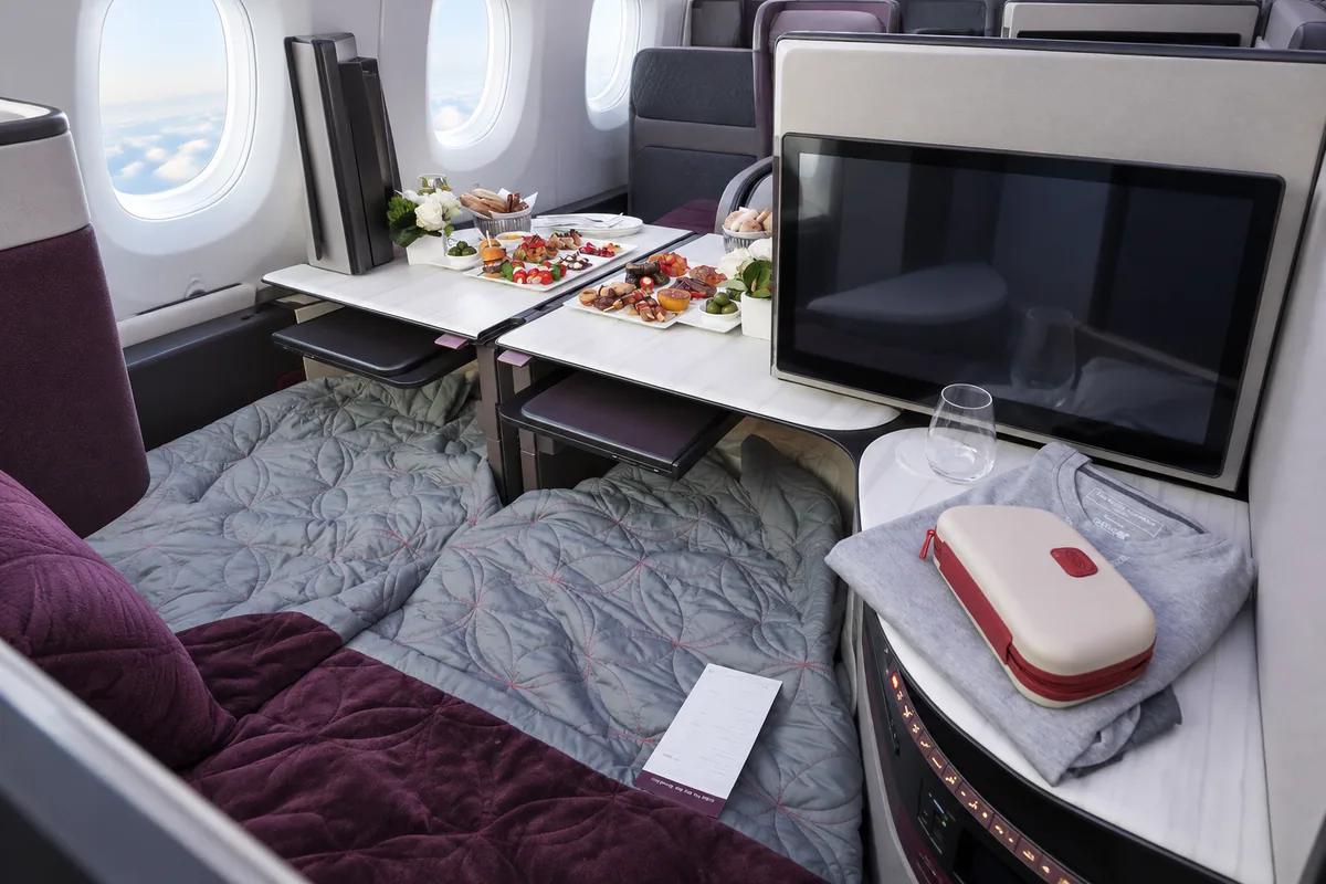 カタール航空の機内を題材にしたAIイメージ。実際の搭乗写真ではありません。