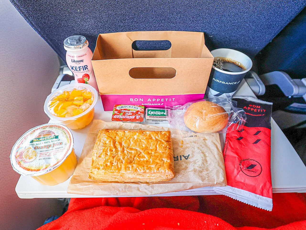 Air France 777-300ER economy breakfast on Los Angeles–Paris in February 2023