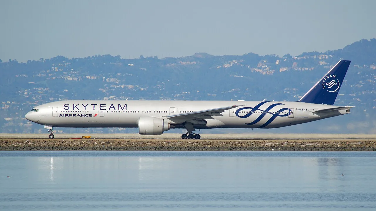 スカイチーム塗装のエールフランス777-300ERの離陸