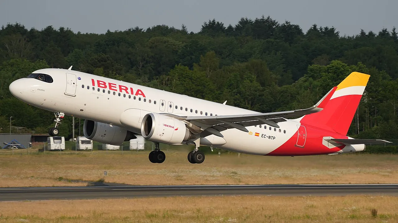 Iberia A320neo departing Hamburg
