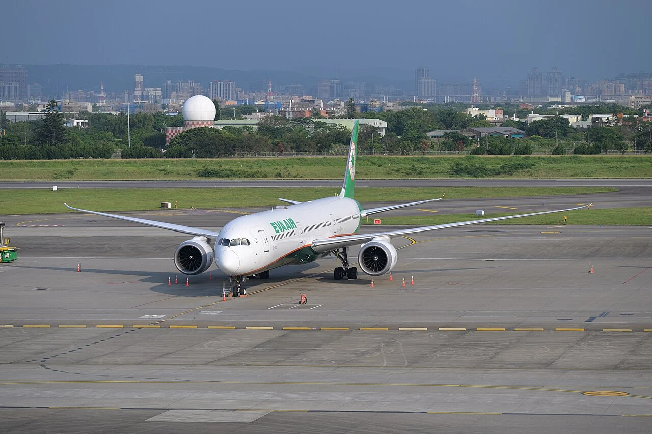 駐機するエバー航空の787-10