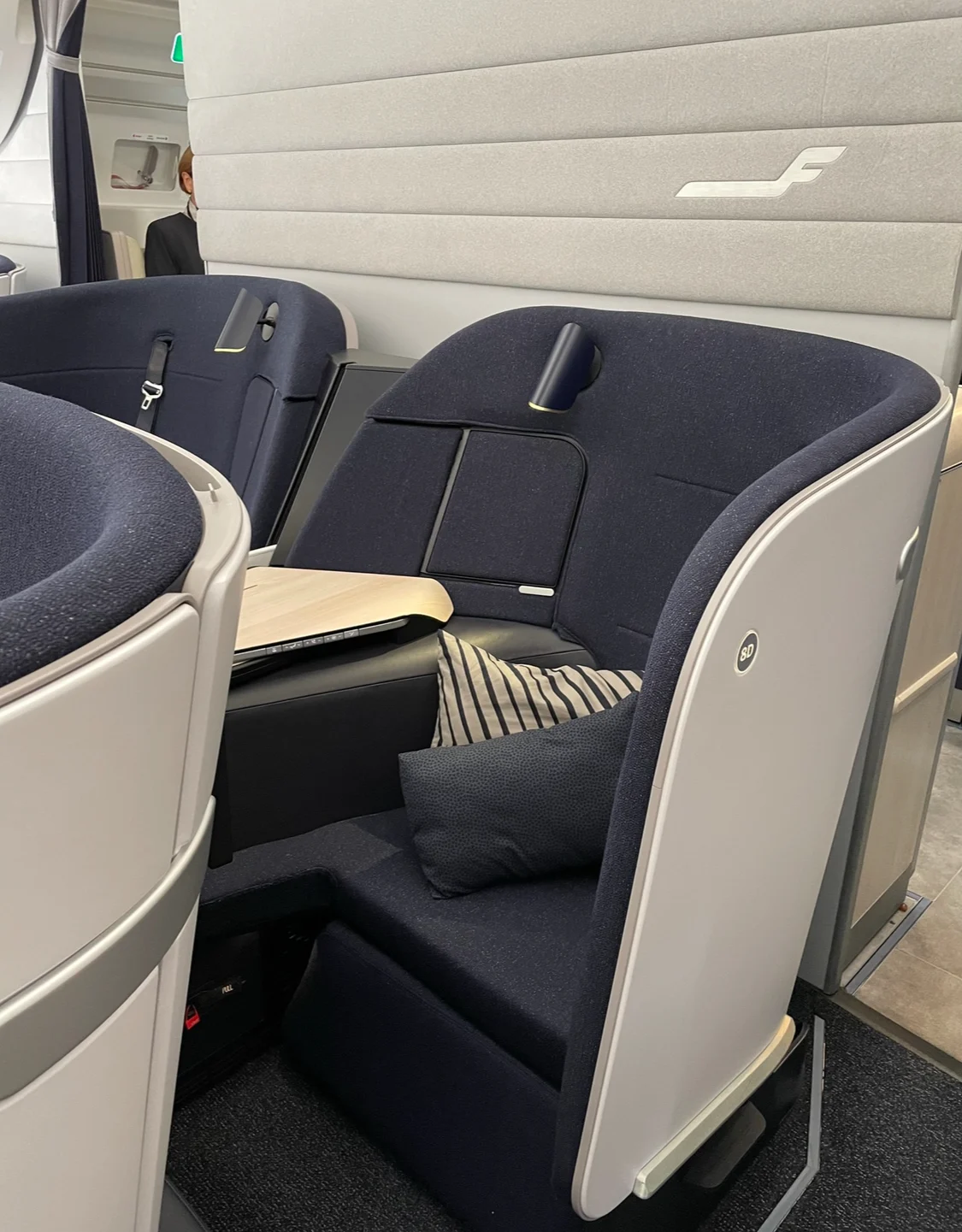 フィンエアーAirLoungeの固定式シェルと座面