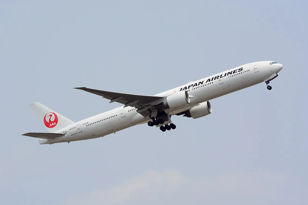 離陸するJALの777-300ER