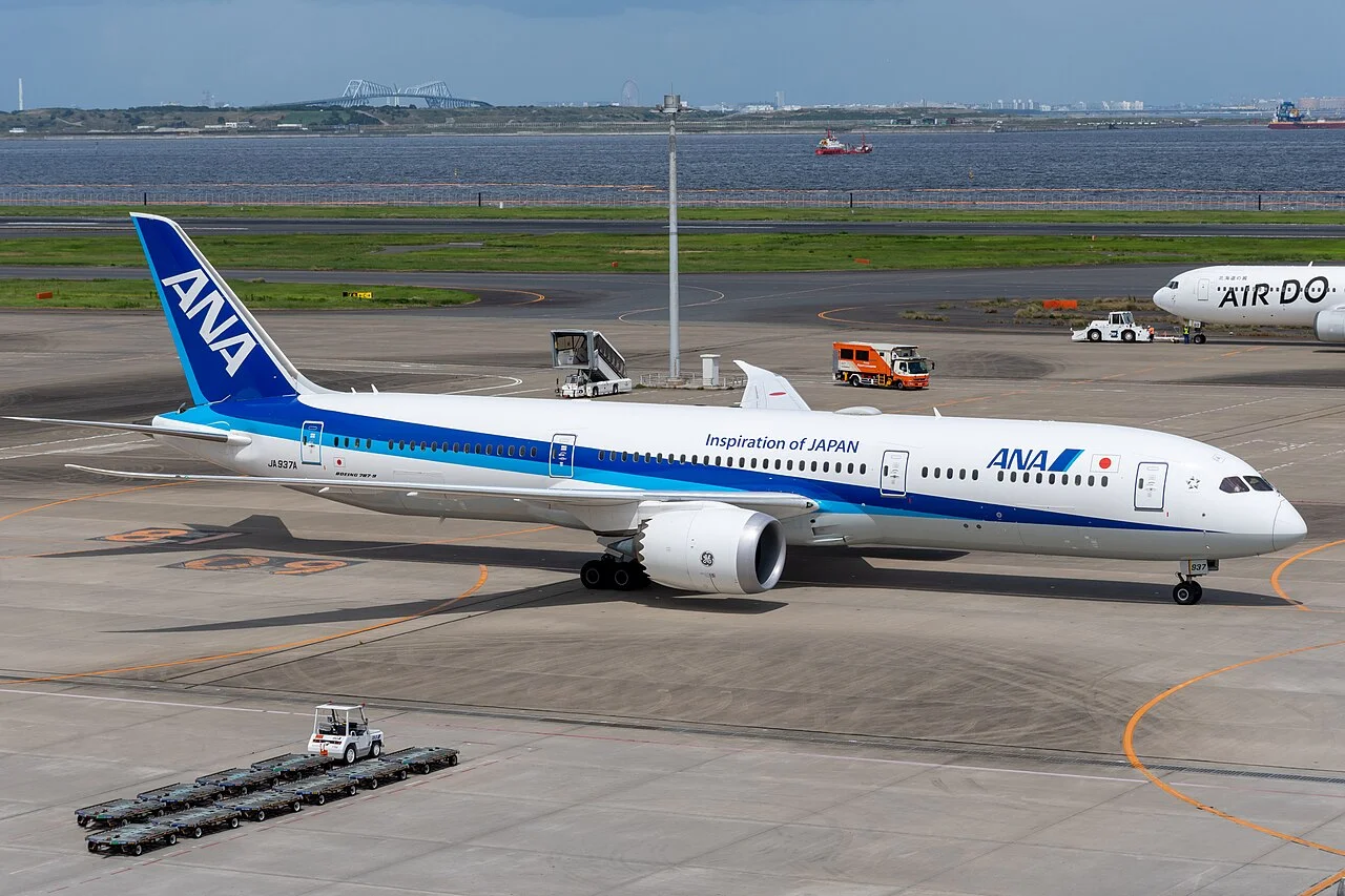 空港を走行するANAのボーイング787-9