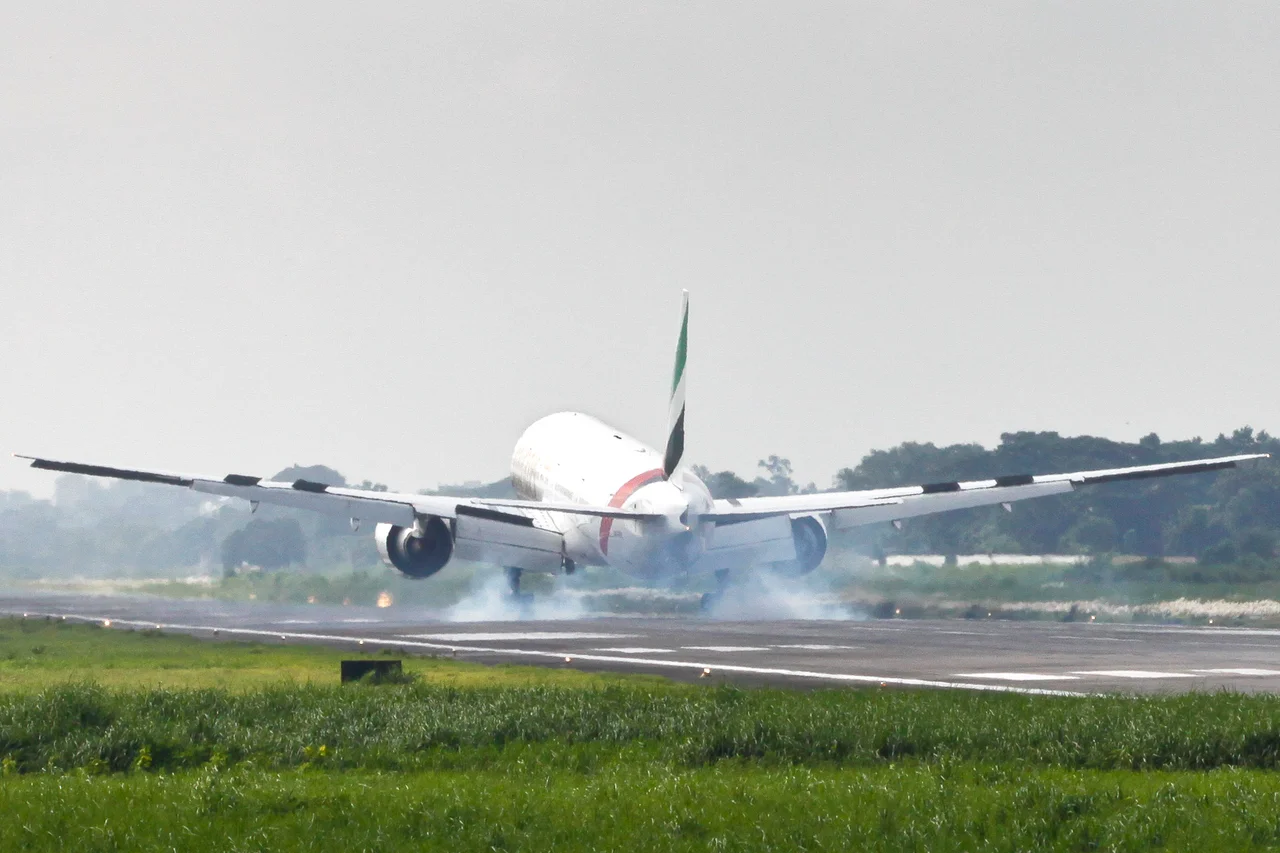 着陸するエミレーツ航空のボーイング777-300ER A6-EBZ