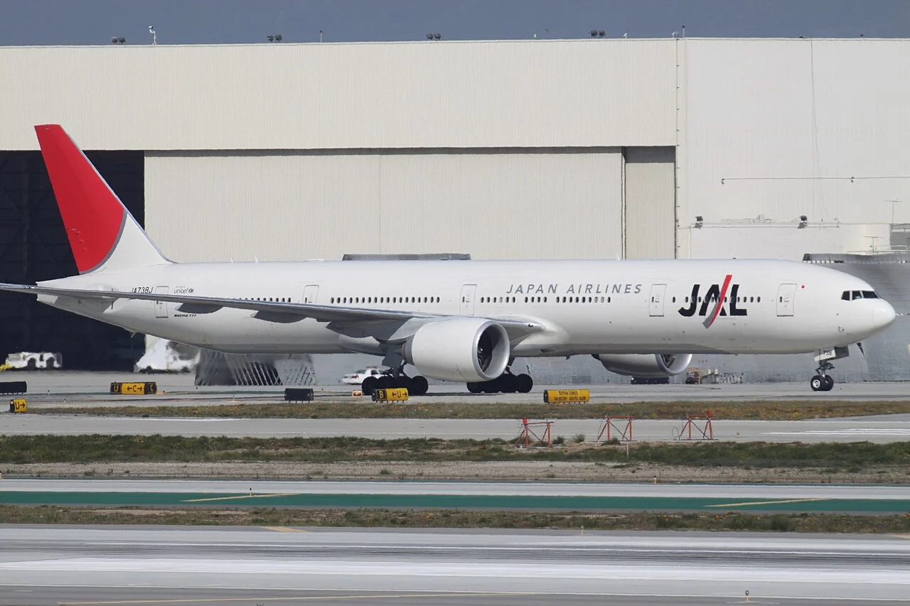 旧塗装のJALボーイング777-300ER