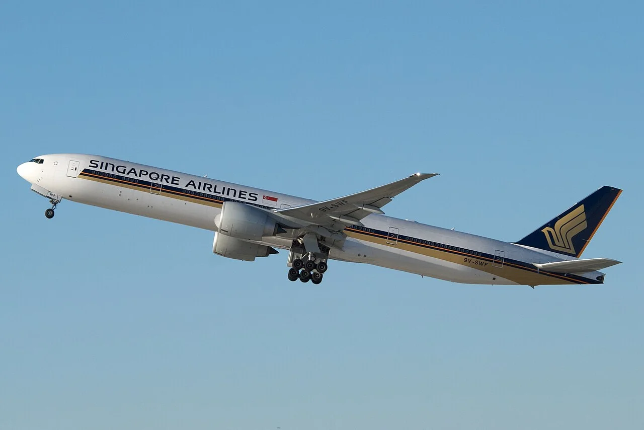 飛行するシンガポール航空777-300ER