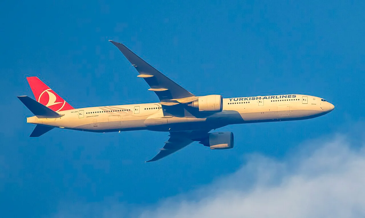夕方の光を浴びるターキッシュエアラインズ777-300ER