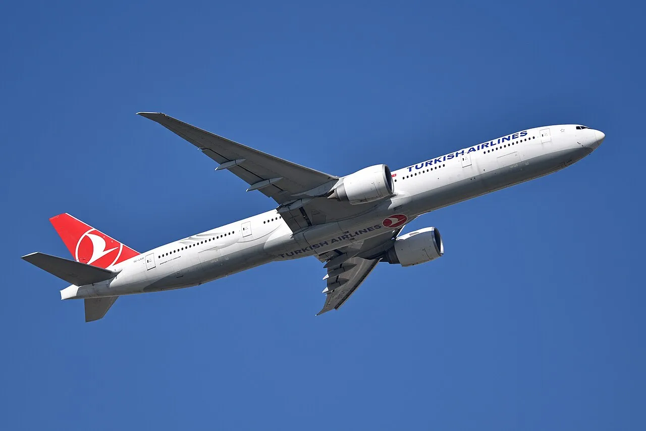 ヒースローを離陸するターキッシュエアラインズ777-300ER