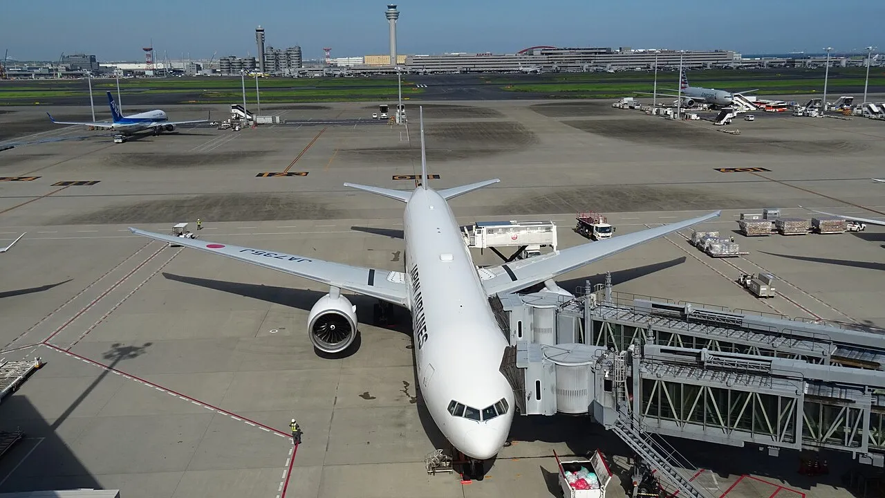 Japan Airlines Boeing 777-300ERの機体参考写真