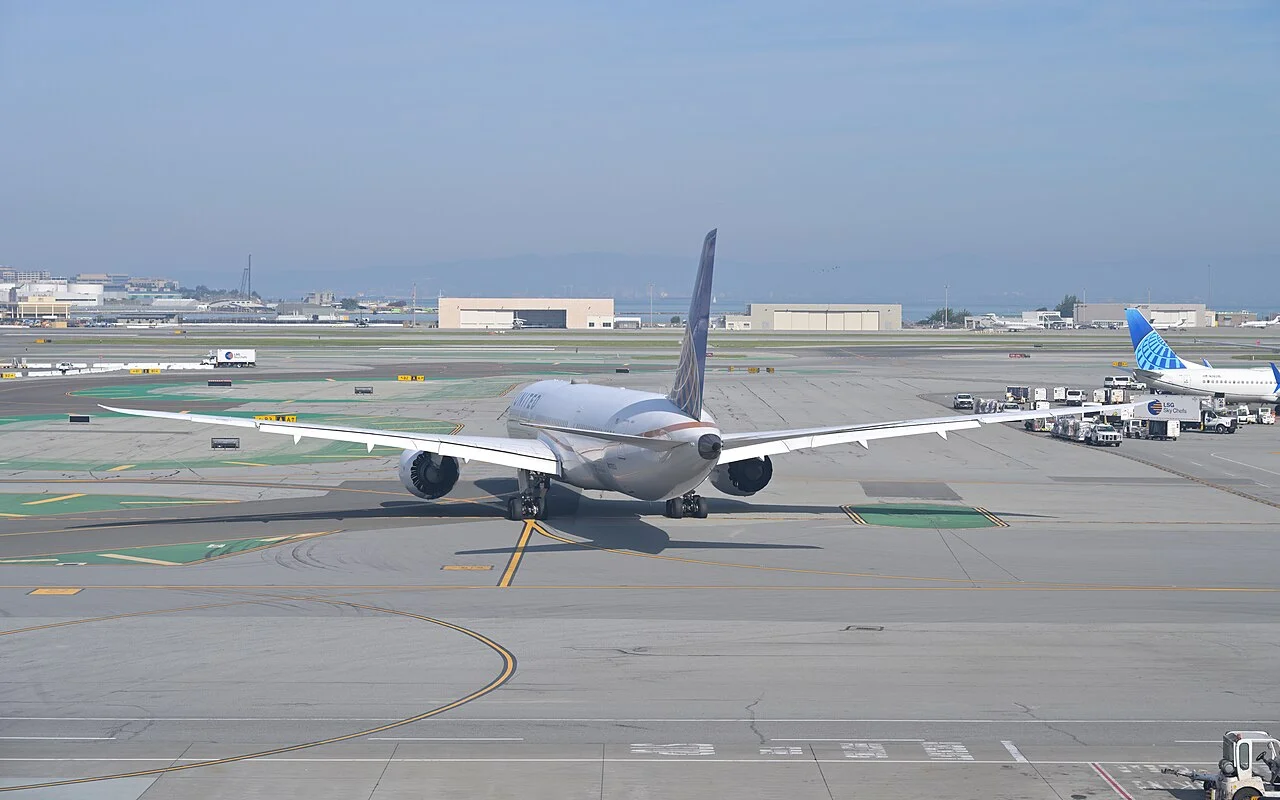 United Airlines Boeing 787-9; related aircraft photograph