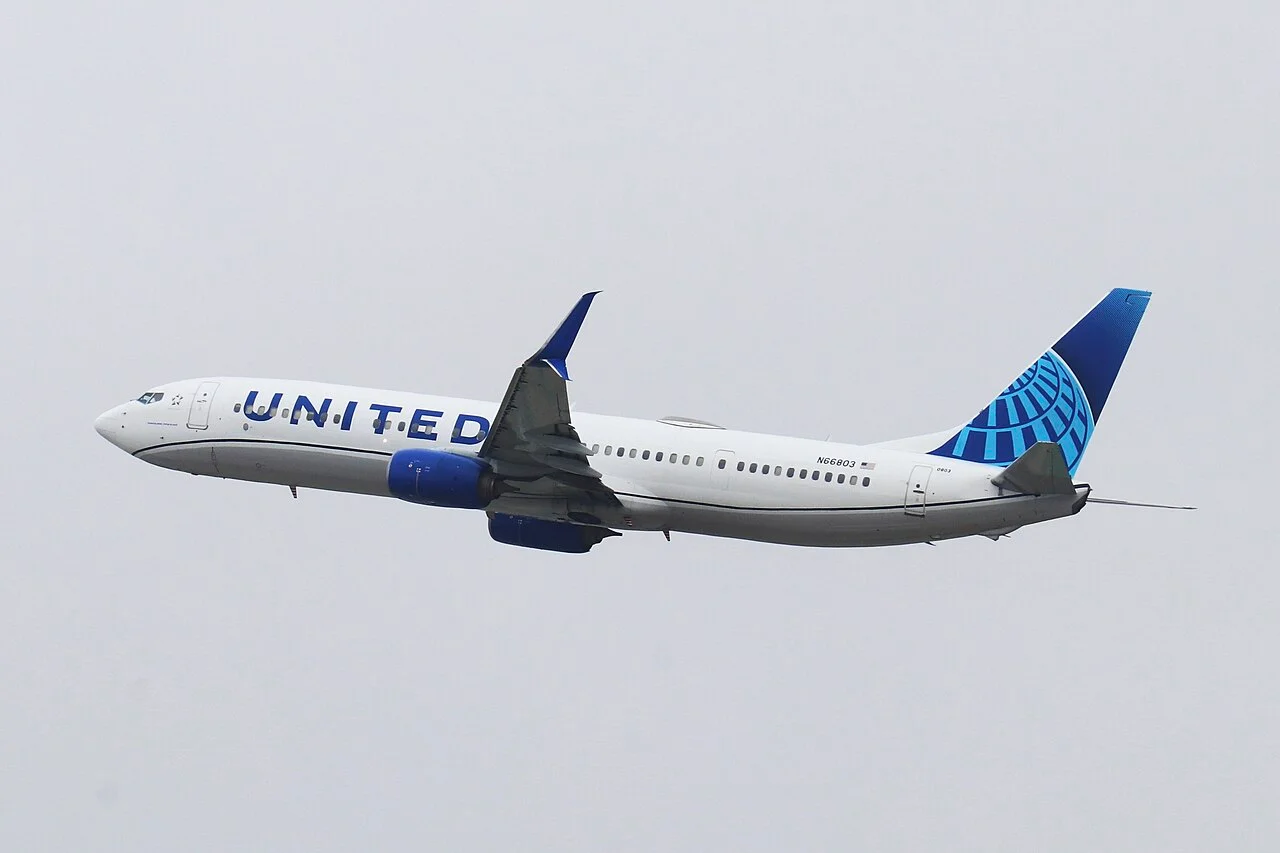 United Airlines Boeing 737-900; related aircraft photograph