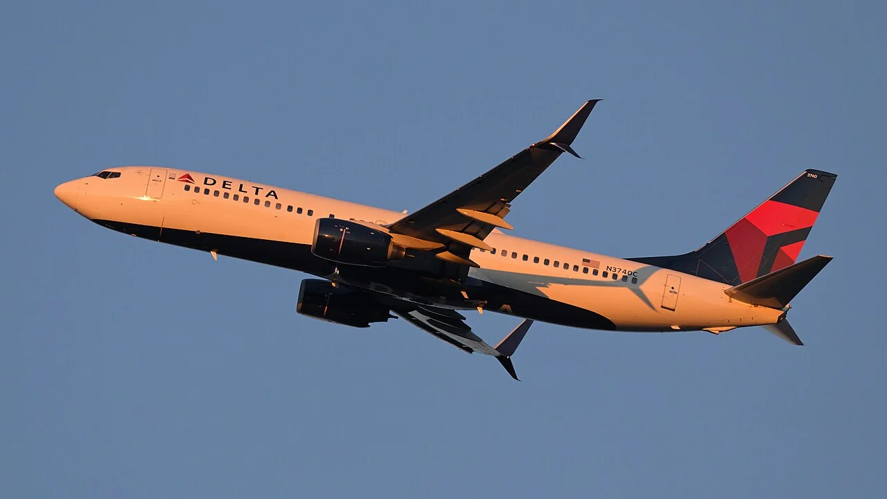 Delta Air Lines Boeing 737-800; related aircraft photograph