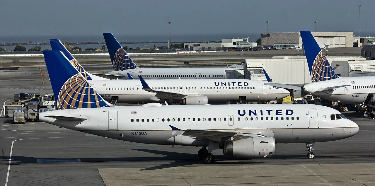 United Airlines Airbus A319-100; related aircraft photograph