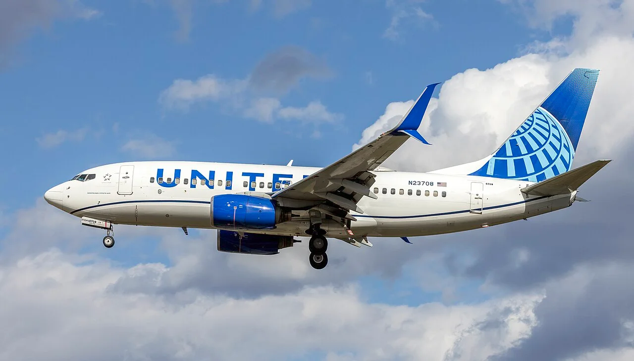 United Airlines Boeing 737-700; related aircraft photograph