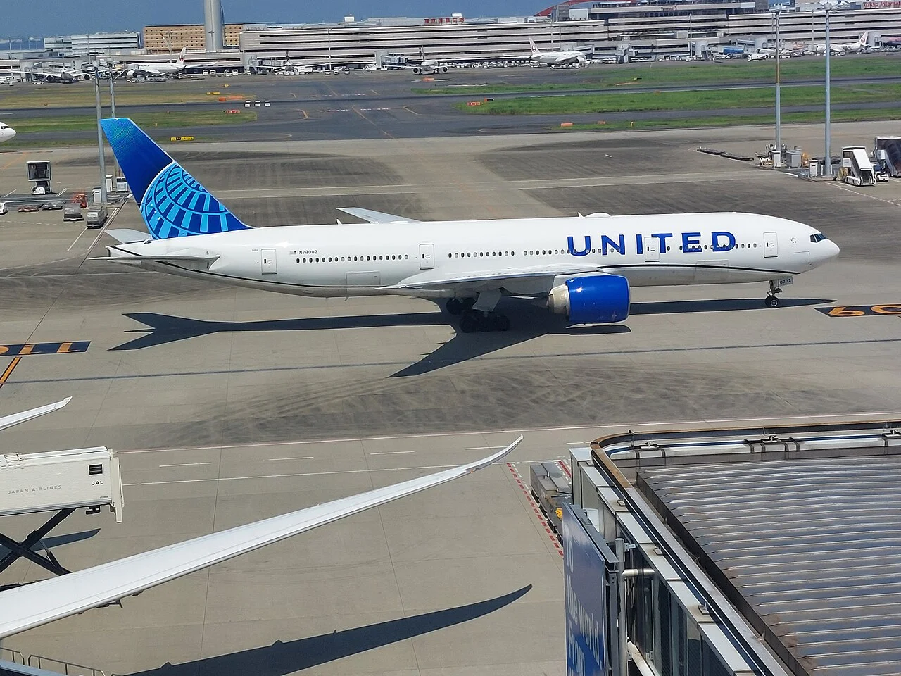 United Airlines Boeing 777-200ER; related aircraft photograph