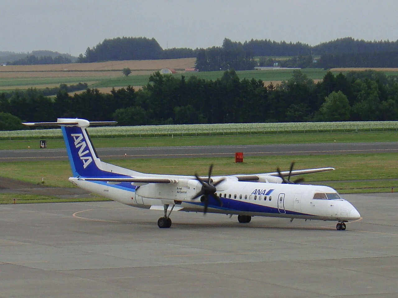 ANA（全日本空輸）のDe Havilland Dash 8 Q400（関連する機体の写真）