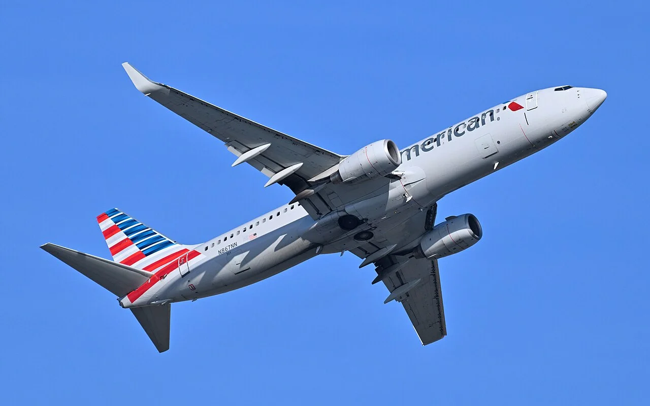 American Airlines Boeing 737-800; related aircraft photograph