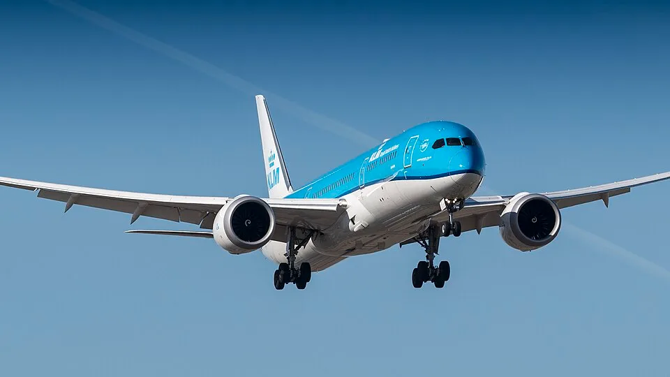 KLM Boeing 787-9 approaching Amsterdam Schiphol