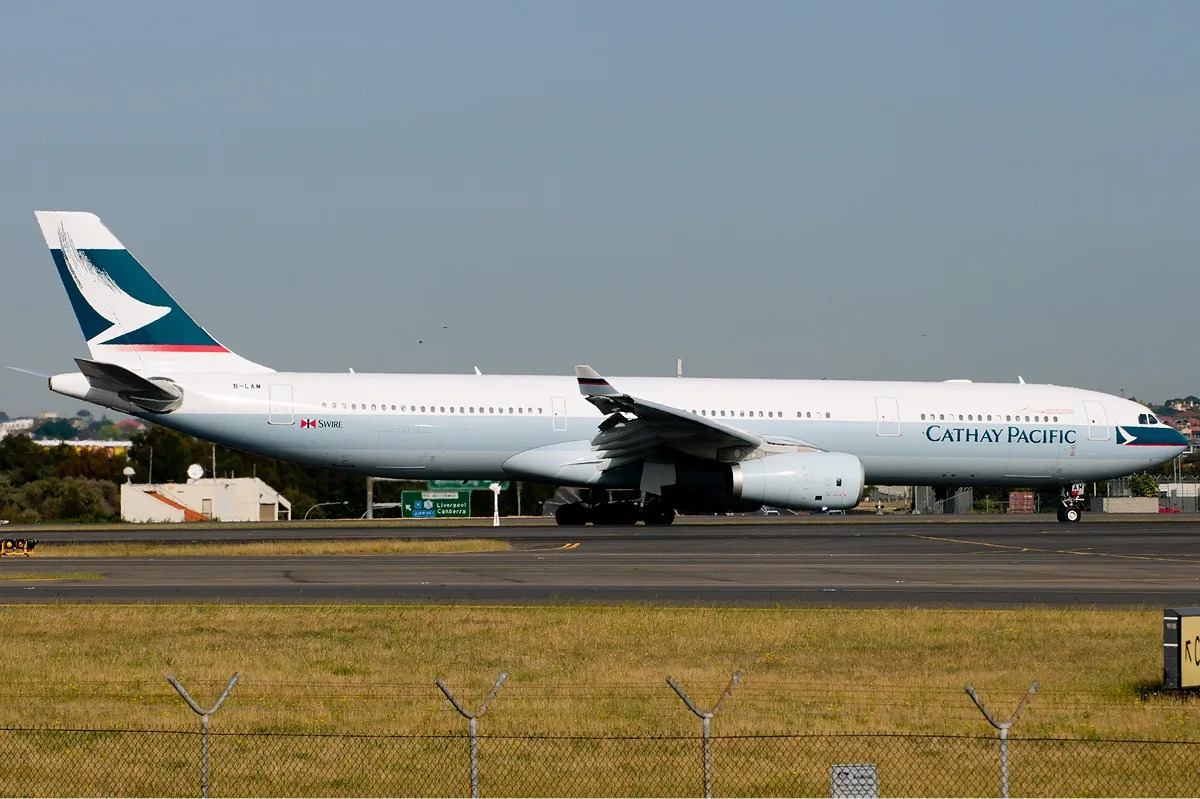 Cathay Pacific Airbus A330-300の機体参考写真