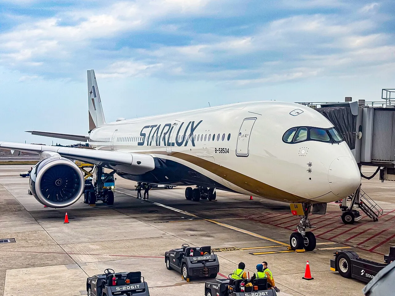 STARLUX Airbus A350-900