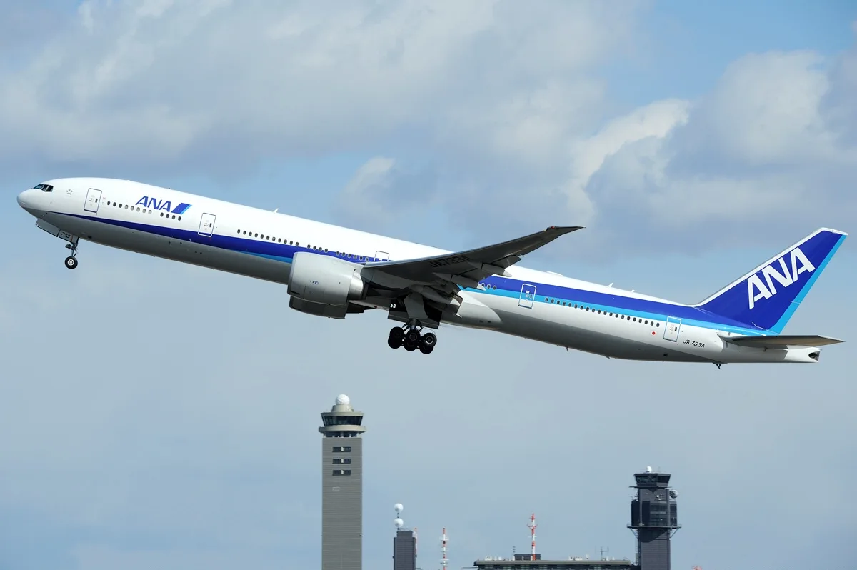 ANA Boeing 777-300ERの機体参考写真