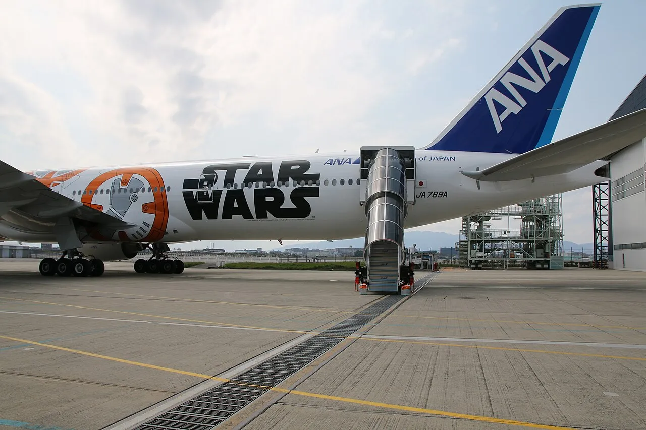 ANA Boeing 777-300ERの機体参考写真