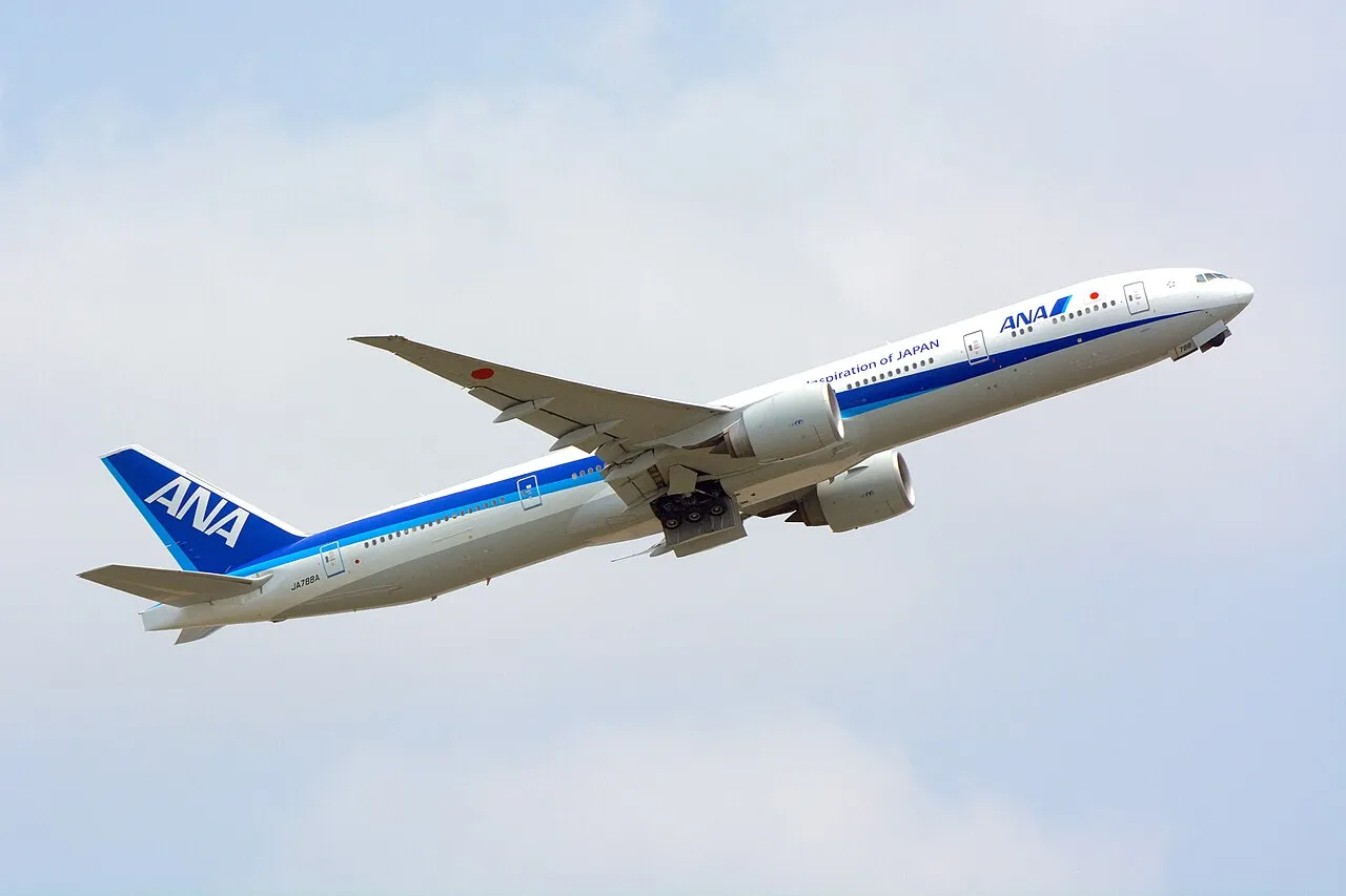 ANA Boeing 777-300ERの機体参考写真