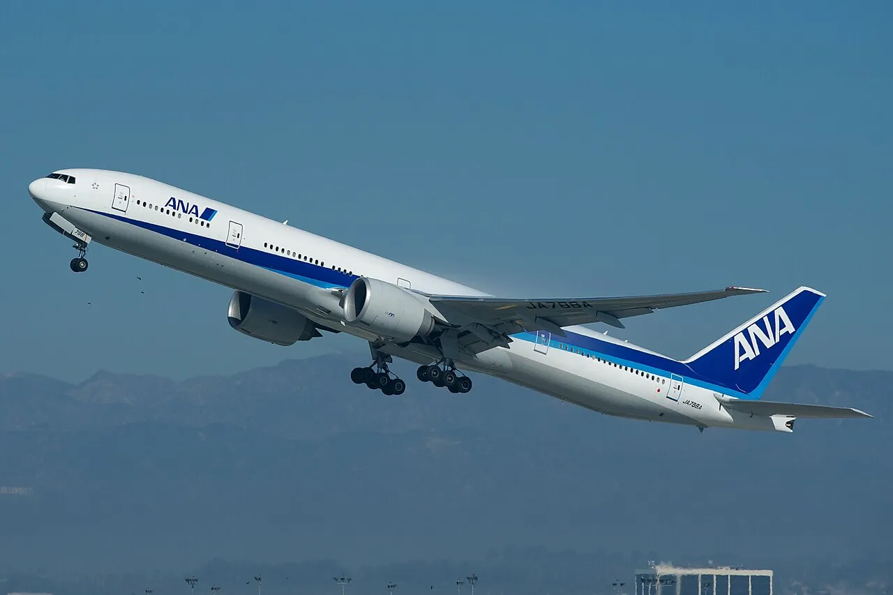 ANA Boeing 777-300ERの機体参考写真