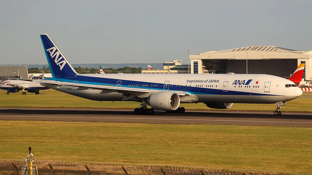 ANA Boeing 777-300ERの機体参考写真