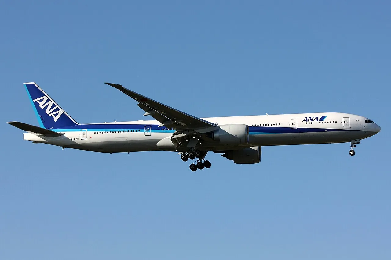 ANA Boeing 777-300ERの機体参考写真