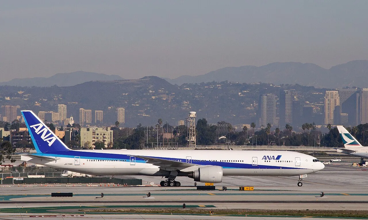 ANA Boeing 777-300ERの機体参考写真