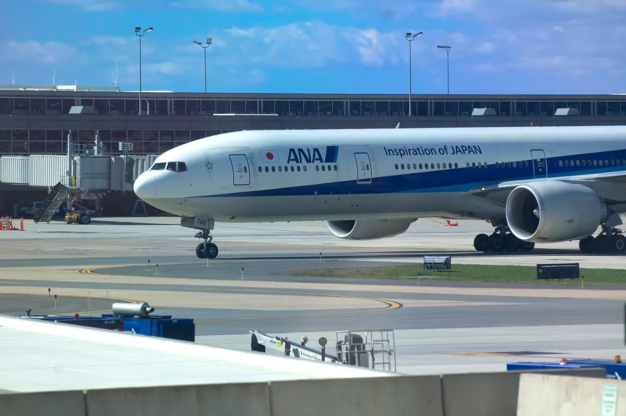 ANA Boeing 777-300ERの機体参考写真