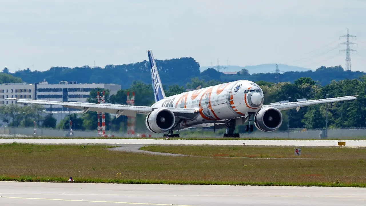 ANA Boeing 777-300ERの機体参考写真