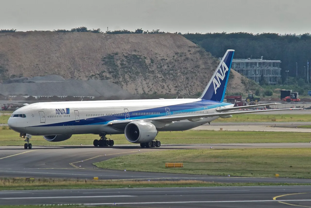 ANA Boeing 777-300ERの機体参考写真