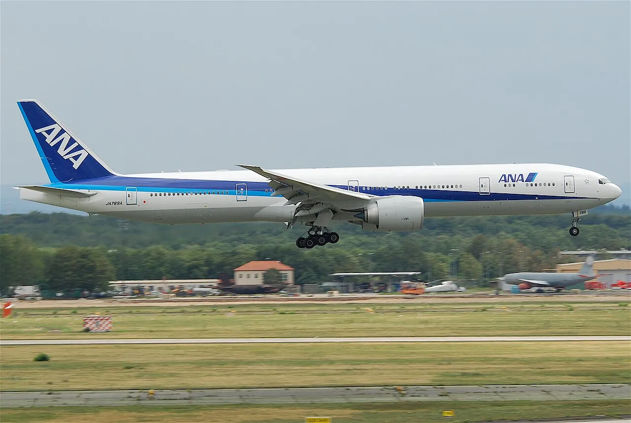 ANA Boeing 777-300ERの機体参考写真