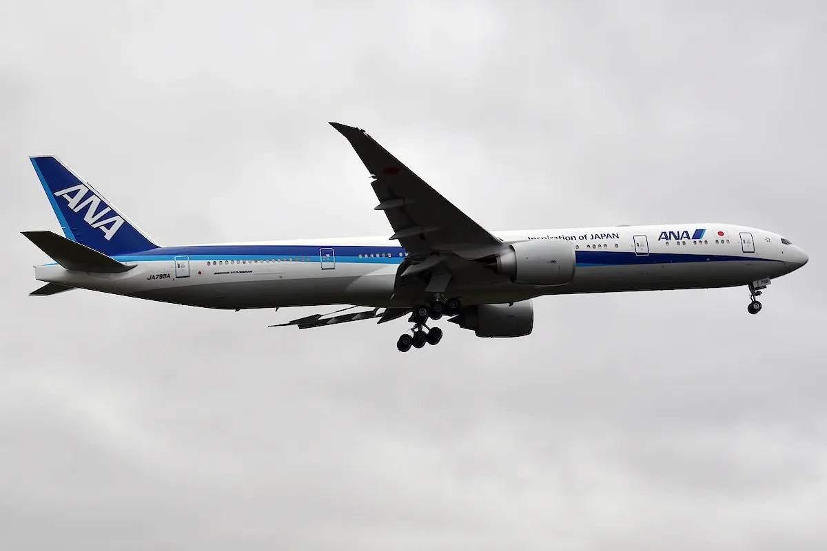 ANA Boeing 777-300ERの機体参考写真