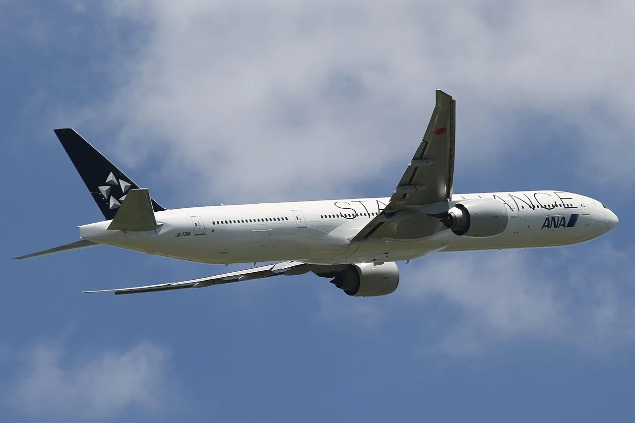 ANA Boeing 777-300ERの機体参考写真