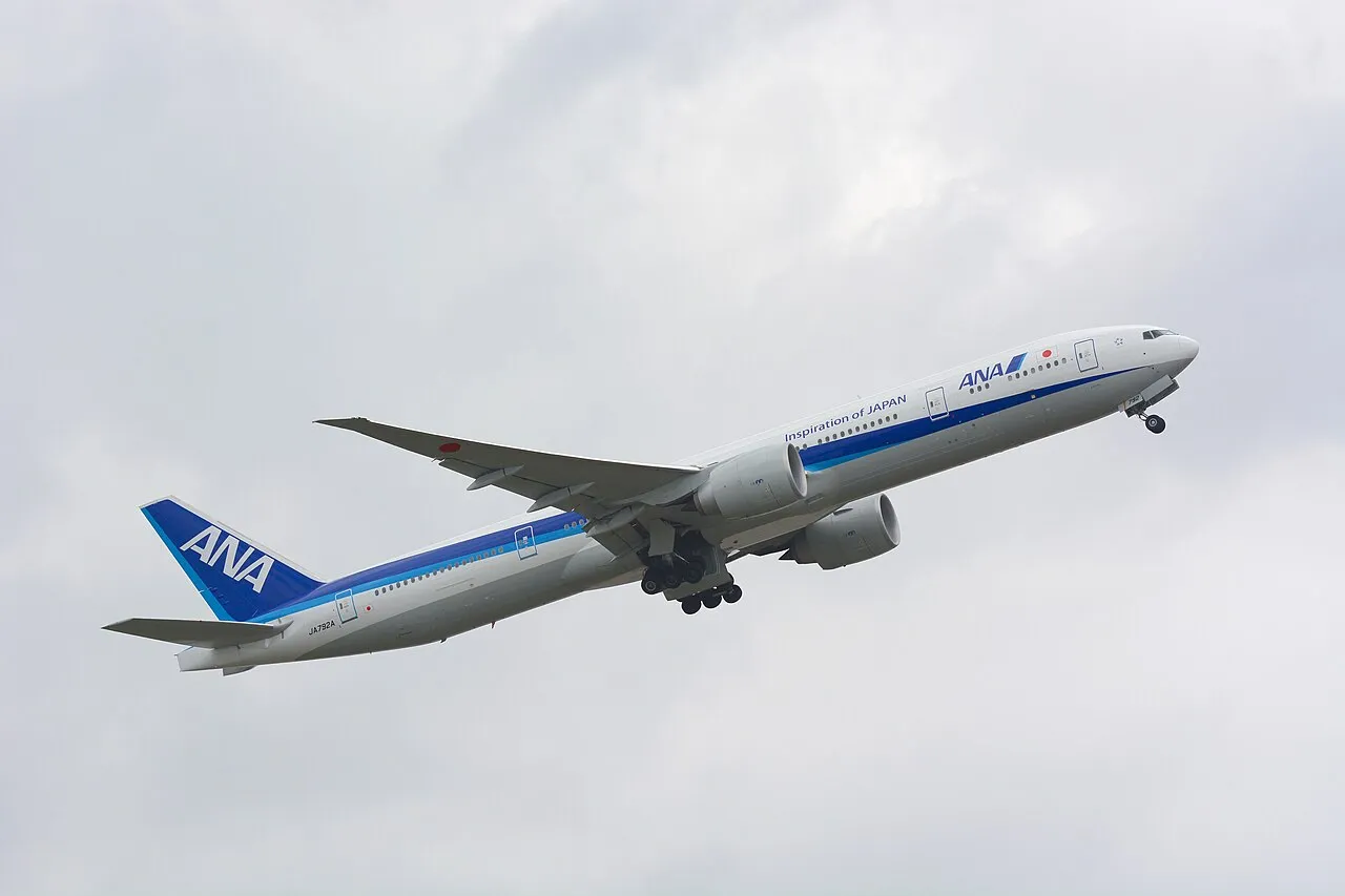 ANA Boeing 777-300ERの機体参考写真