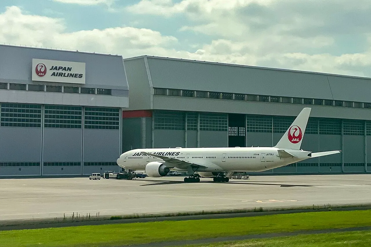 Japan Airlines Boeing 777-300ERの機体参考写真