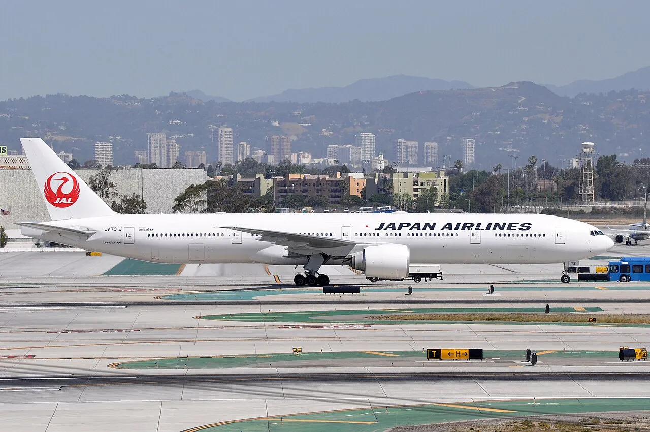 Japan Airlines Boeing 777-300ERの機体参考写真