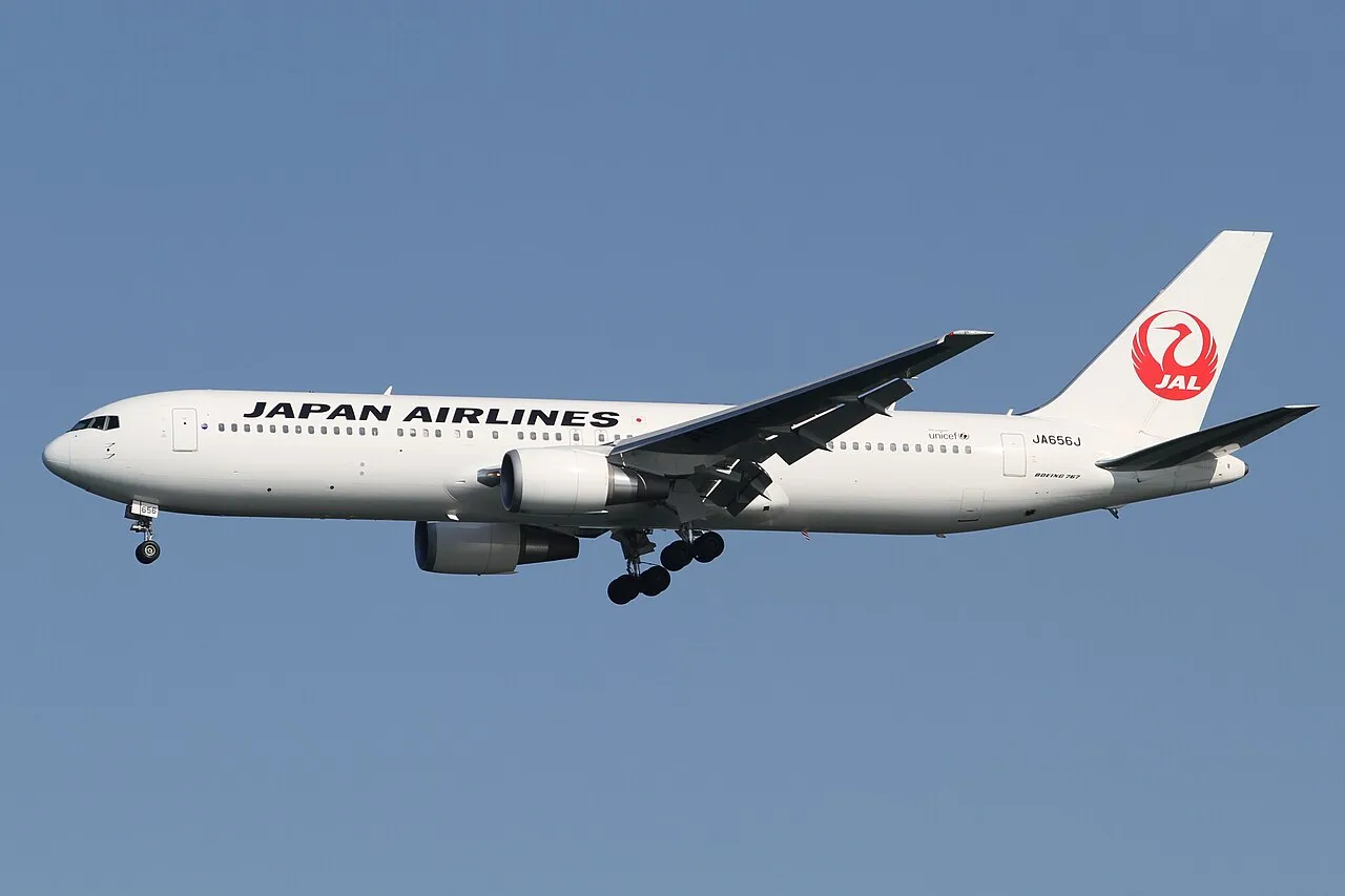 Japan Airlines Boeing 767-300ERの機体参考写真