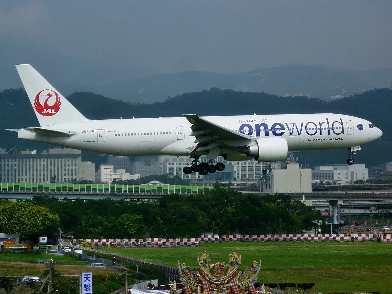 Japan Airlines Boeing 777-200の機体参考写真