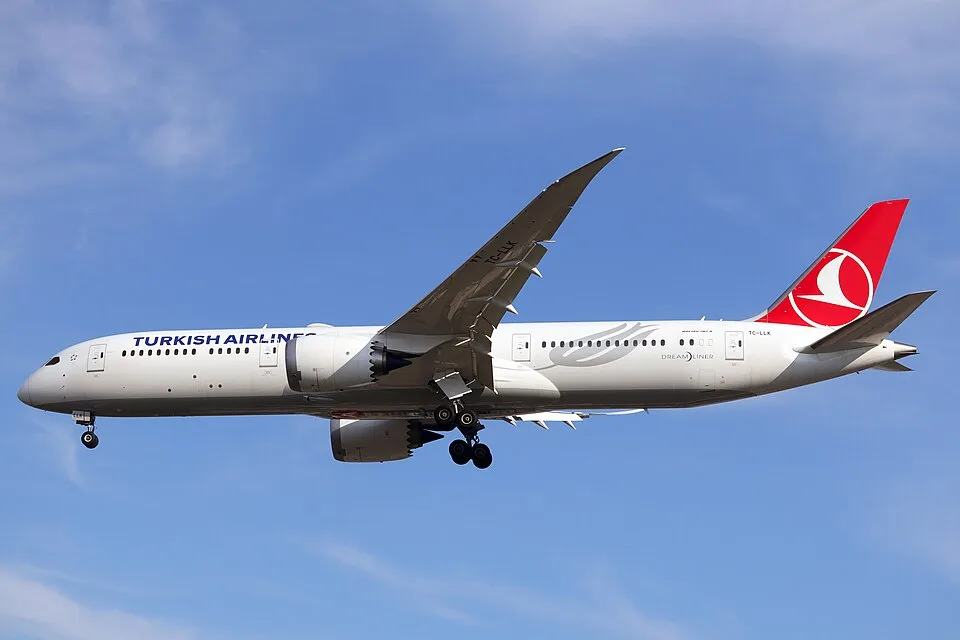 Turkish Airlines Boeing 787-9 approaching Toronto